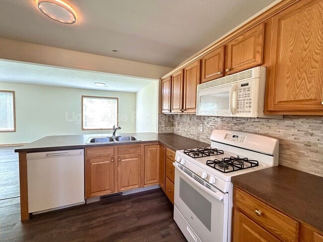 Foto del edificio - 2103 Kinnrow Ave NW