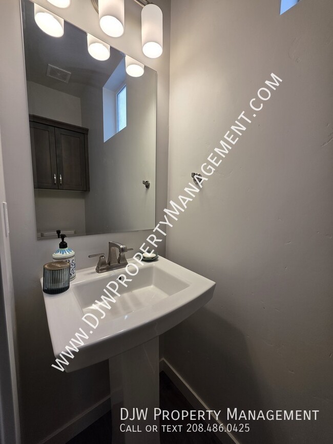 Building Photo - 2351 E Danzee Dr