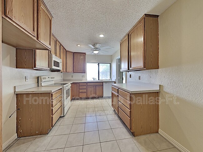 Building Photo - 3105 Charter Oak Dr