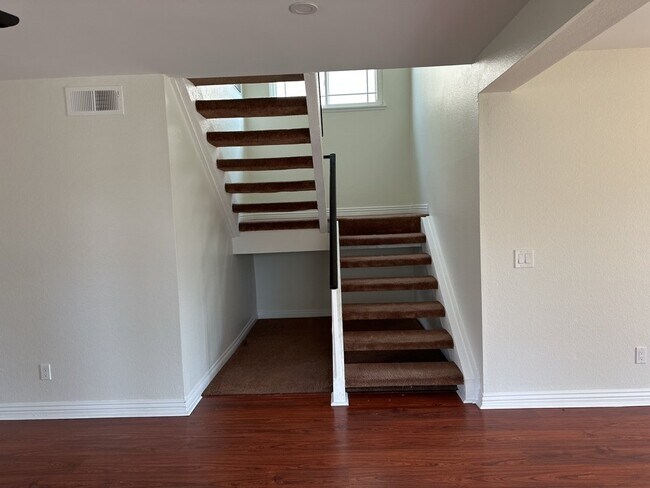Building Photo - Stunning 5 Bedroom Rental Home with 2 Full...