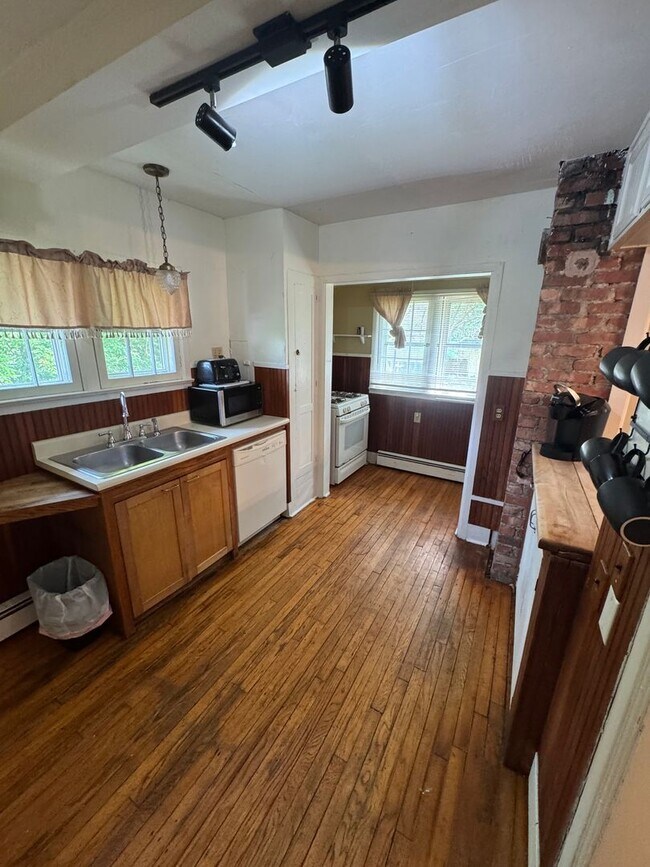 Foto del edificio - Beautiful 3- Bedroom Home for Rent- Univer...