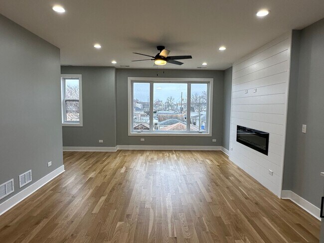 Building Photo - 4942 W Belden Ave