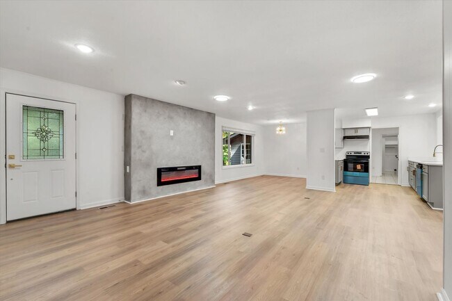 Foto del edificio - 4BR/3BA Updated Home – Quiet Cove + Fenced Yard!