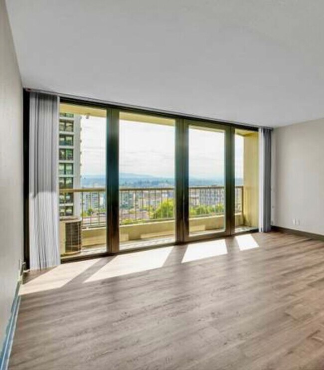 Foto del edificio - Harrison West Condos - 1 bed/1 bath w/balcony/parking/free laundry/pool (DOWNTOWN/PSU/OHSU)