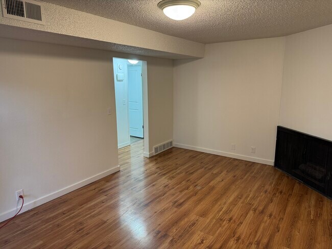 Building Photo - Magnussen Apartments