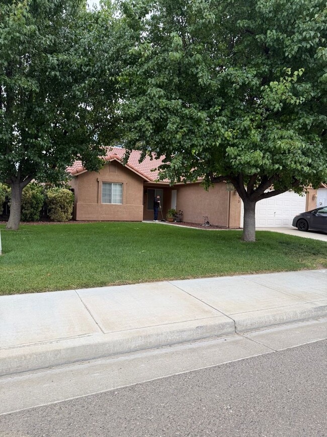 Building Photo - For Rent: 3 bedroom 2 bath