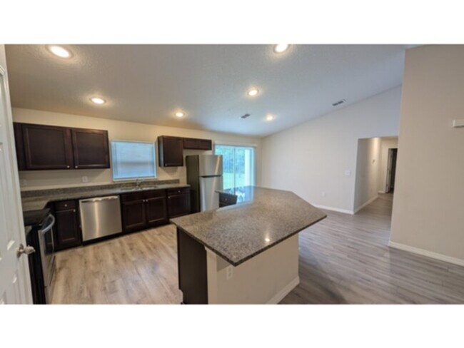 Foto del edificio - Palm Coast 4 Bedroom Newer House Available...