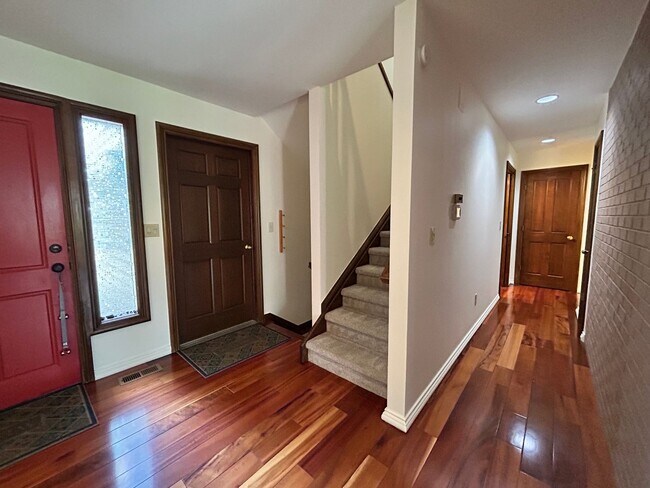 Building Photo - Gorgeous 4 Bedroom Townhome Steps from Bou...