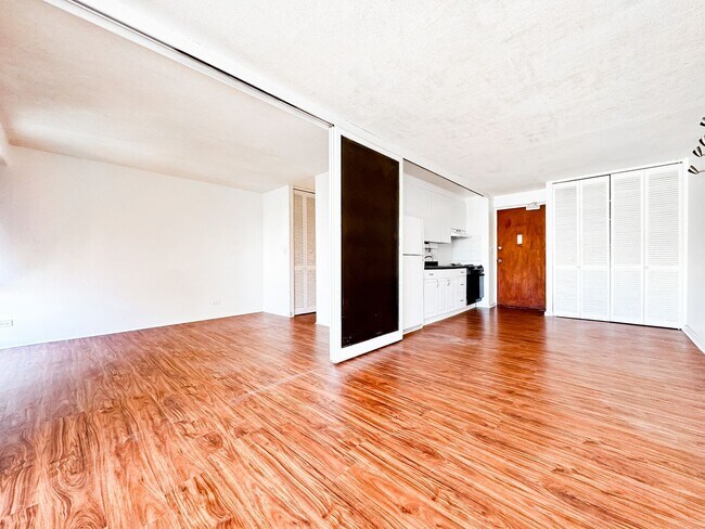 Building Photo - Kapiolani Manor 1/1 WITH PARKING!