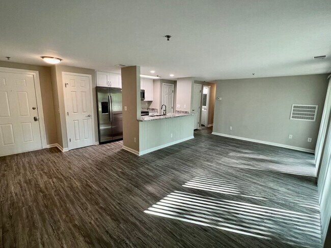 Foto del edificio - University Spacious 1st floor Condo