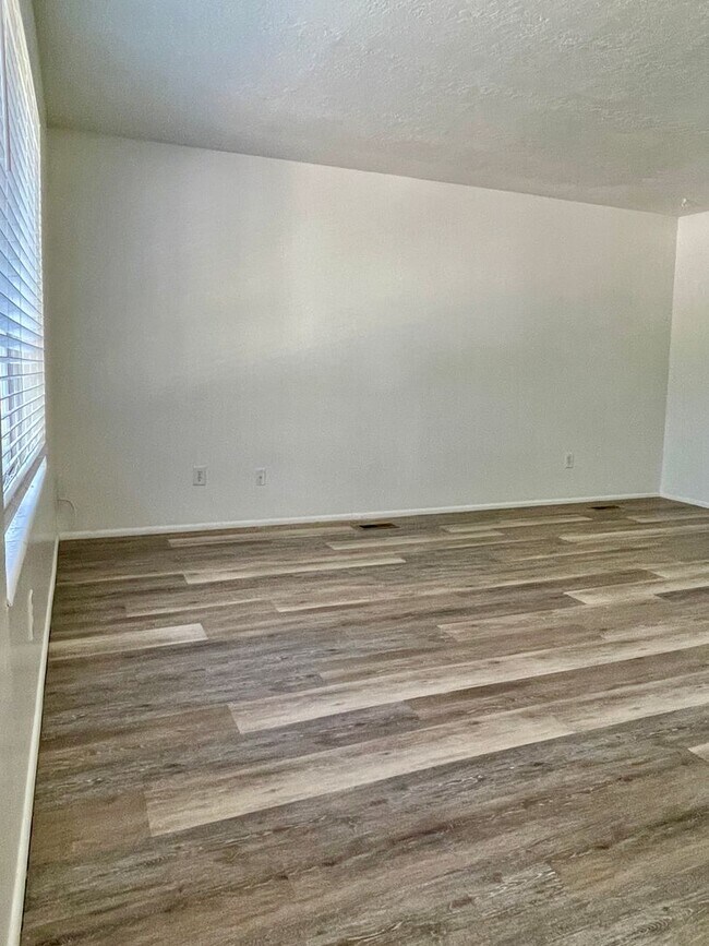 Foto del edificio - 222 N Pingree Ave