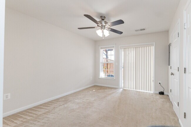 Foto del edificio - This beautiful townhouse has everything you need in a dream home.