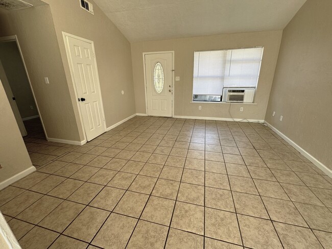 Foto del edificio - **Move-In Special: $400 off 1st mo **880 N...