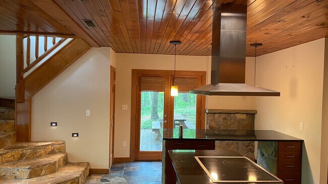 Foto del edificio - 561 Sand Mountain Rd