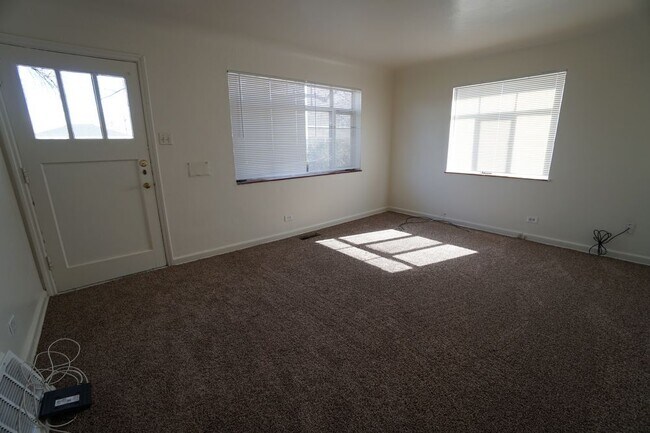 Building Photo - 2 Bedroom Brick Ranch - Walk to Stapleton