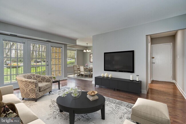 Building Photo - 3800 Lyndhurst Dr