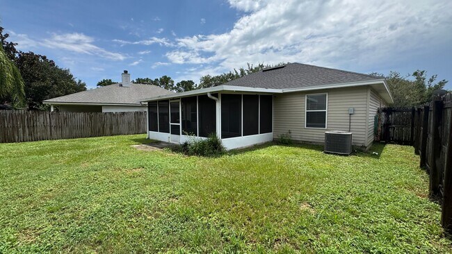 Building Photo - Charming & Convenient Home
