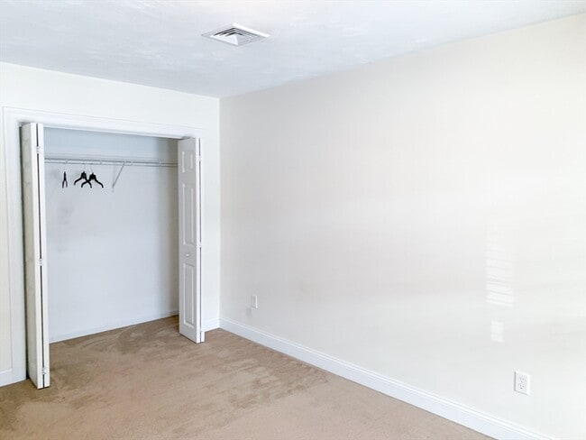 Building Photo - 25 Greenleaves Dr