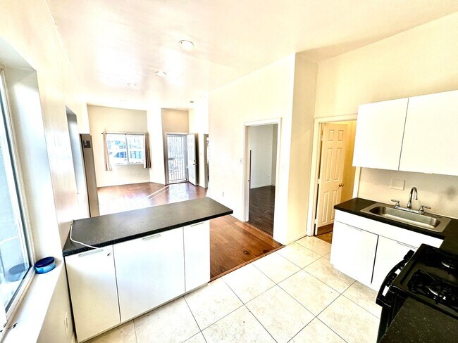 Building Photo - 2 Bedroom  1 Bath Aparment in Small Comple...