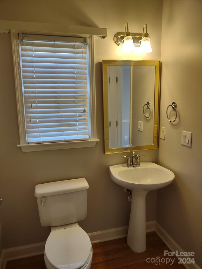 Foto del edificio - 2301 Treymore Ln