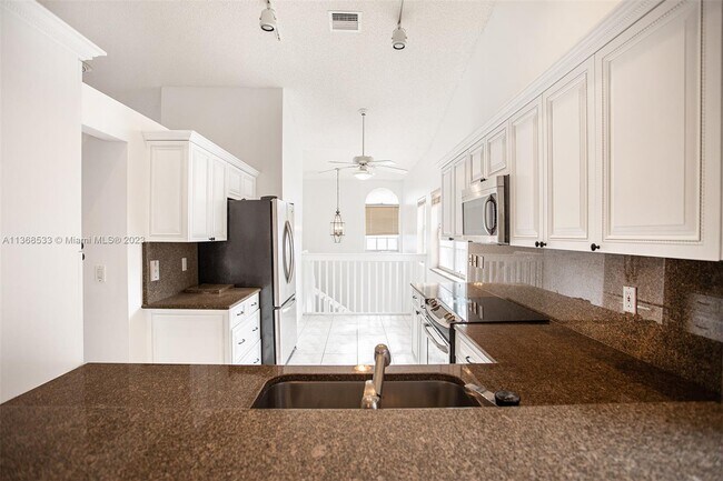 Building Photo - 9637 Shadybrook Dr