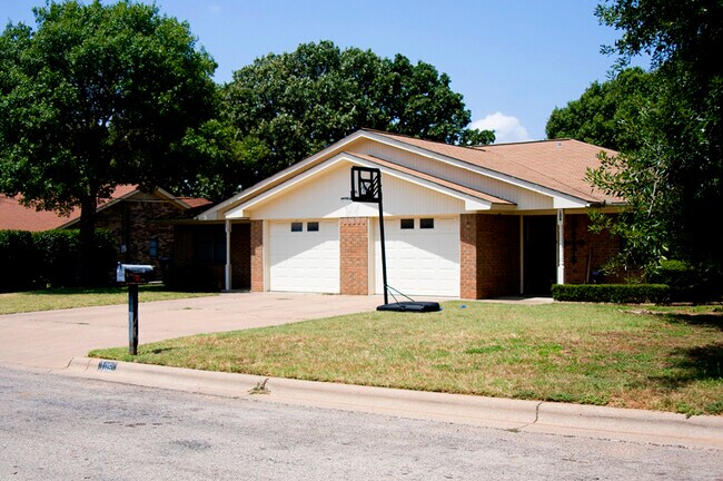 Building Photo - 109 Briarwood Ln