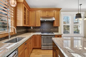 Building Photo - 100 NE Ivy St