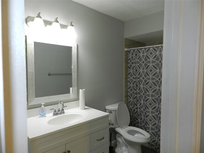 Foto del edificio - 704 Memorial Mews St