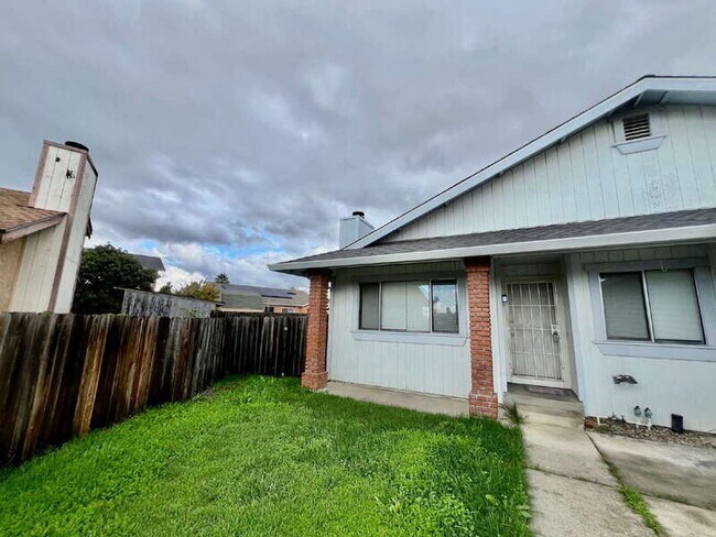 Foto del edificio - 827 Crested Dr