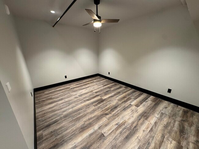 Foto del edificio - 826 W 8th St