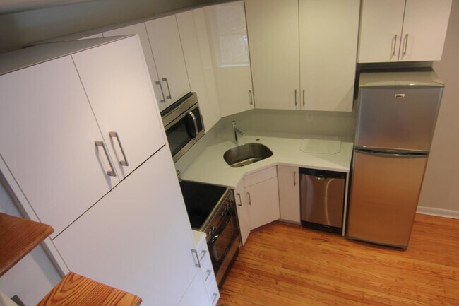 Building Photo - 330 S 15th St