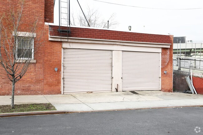 Building Photo - 654 Henry St