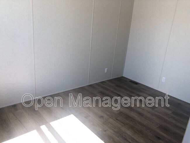 Foto del edificio - 3000 Brookpark Rd