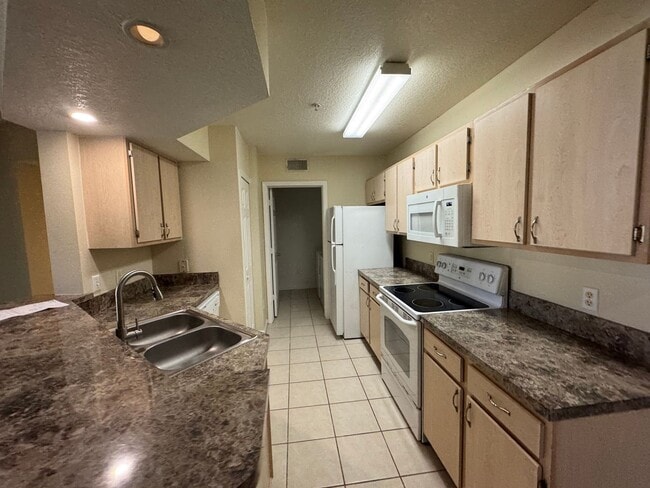 Building Photo - Charming 1BD/1BA Condo with Water & Lawn C...