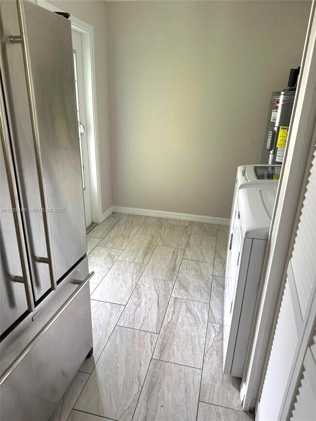 Building Photo - 1104 E Jasmine Rd