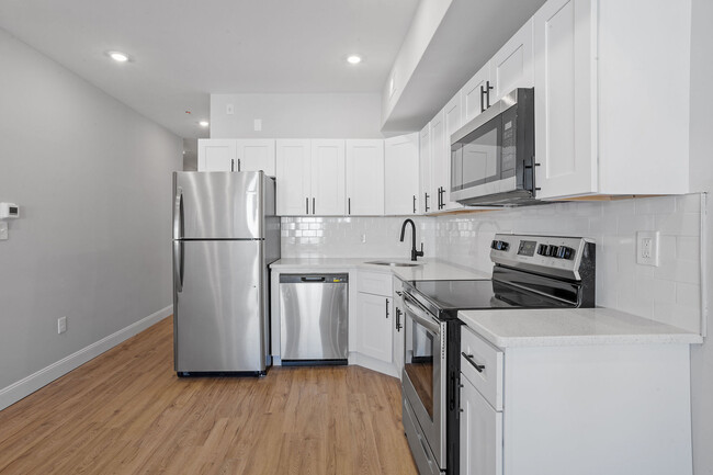 Kitchen With Built-In Dishwasher - 2932 W Oxford St