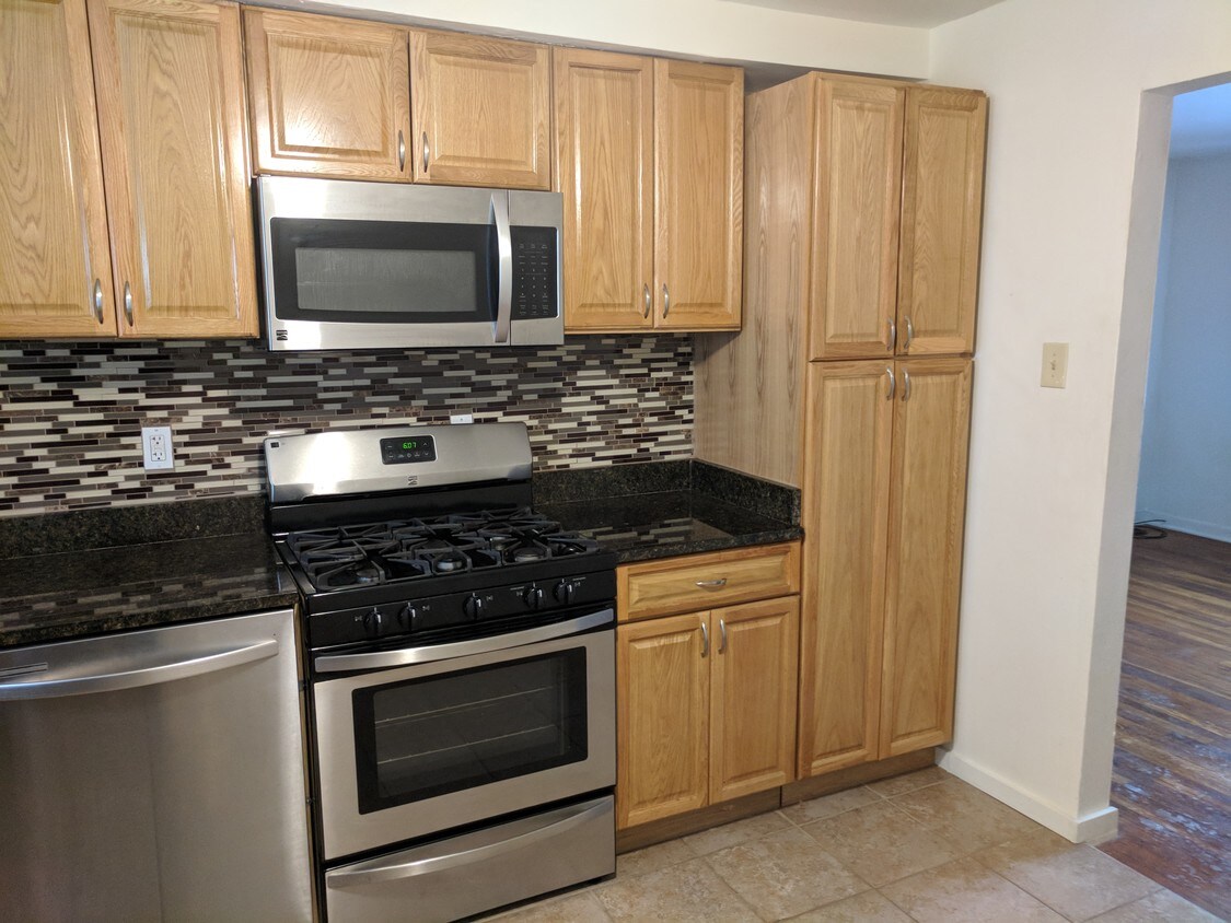 Kitchen - 1000 Hartman St