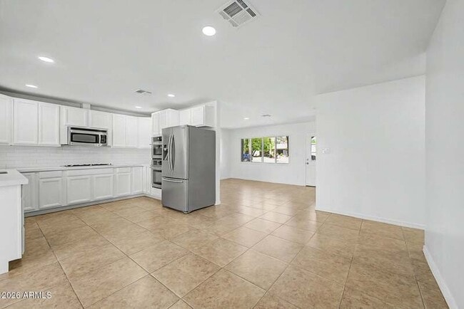 Photo - 2601 E Dahlia Dr House