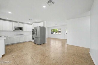 Building Photo - 2601 E Dahlia Dr