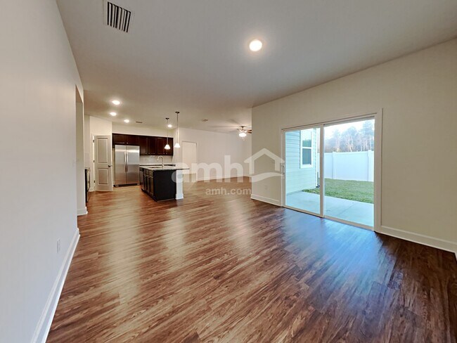 Foto del edificio - 5729 Hampton Creek Rd