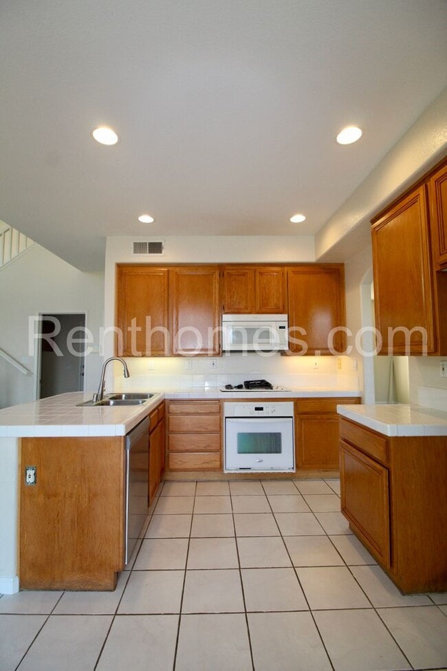 Building Photo - 1120 Camino Del Rey