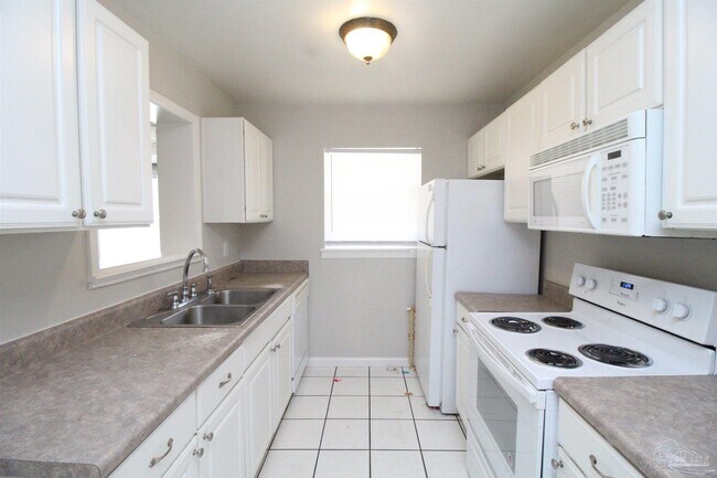 Building Photo - 4511 Versailles Dr