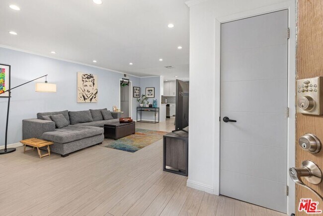 Foto del edificio - 12801 Moorpark St
