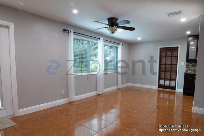 Foto del edificio - 921 NE 58th St
