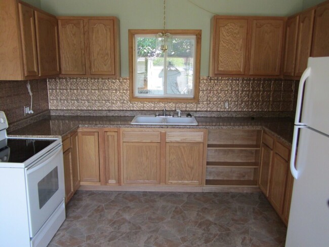 Building Photo - 3 bedroom house available June 1st! Lots o...