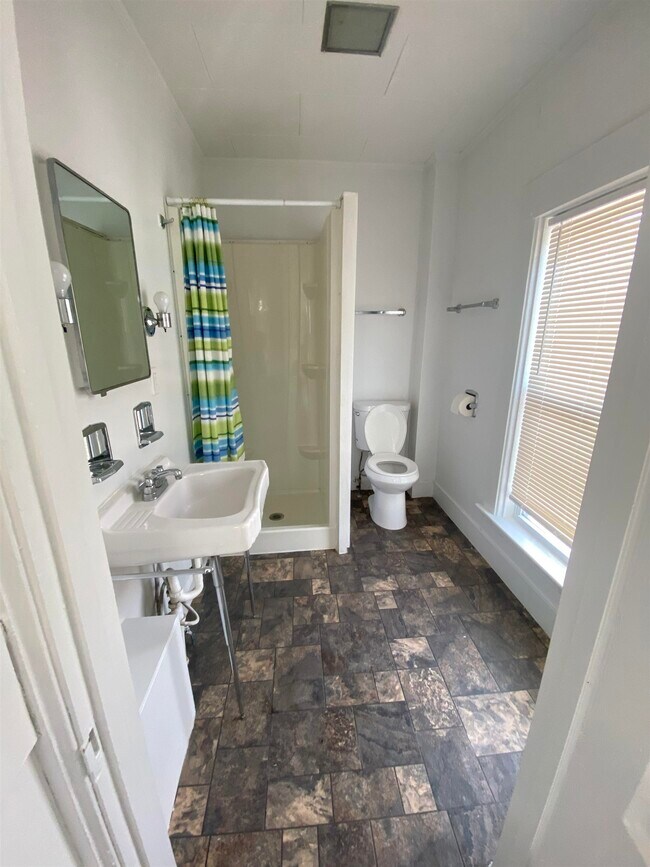 10 Spruce Ave Unit Apt 2A, Claremont, NH 03743 Room for Rent in