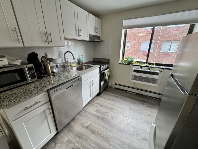 Building Photo - 16 Chester St