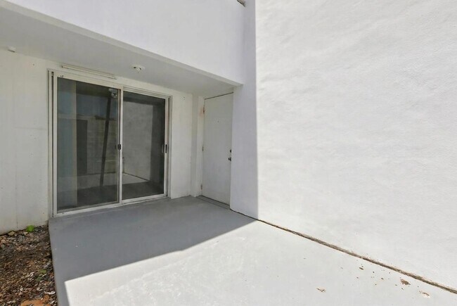 Building Photo - 5120 Elmhurst Rd
