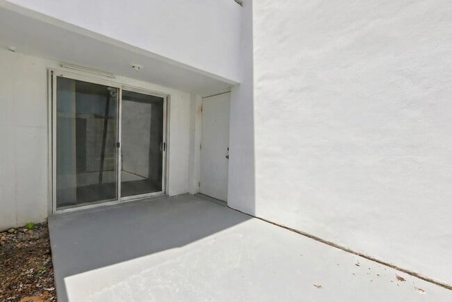 Foto del edificio - 5120 Elmhurst Rd
