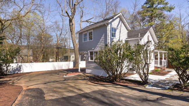 Building Photo - 307 Vose Ave